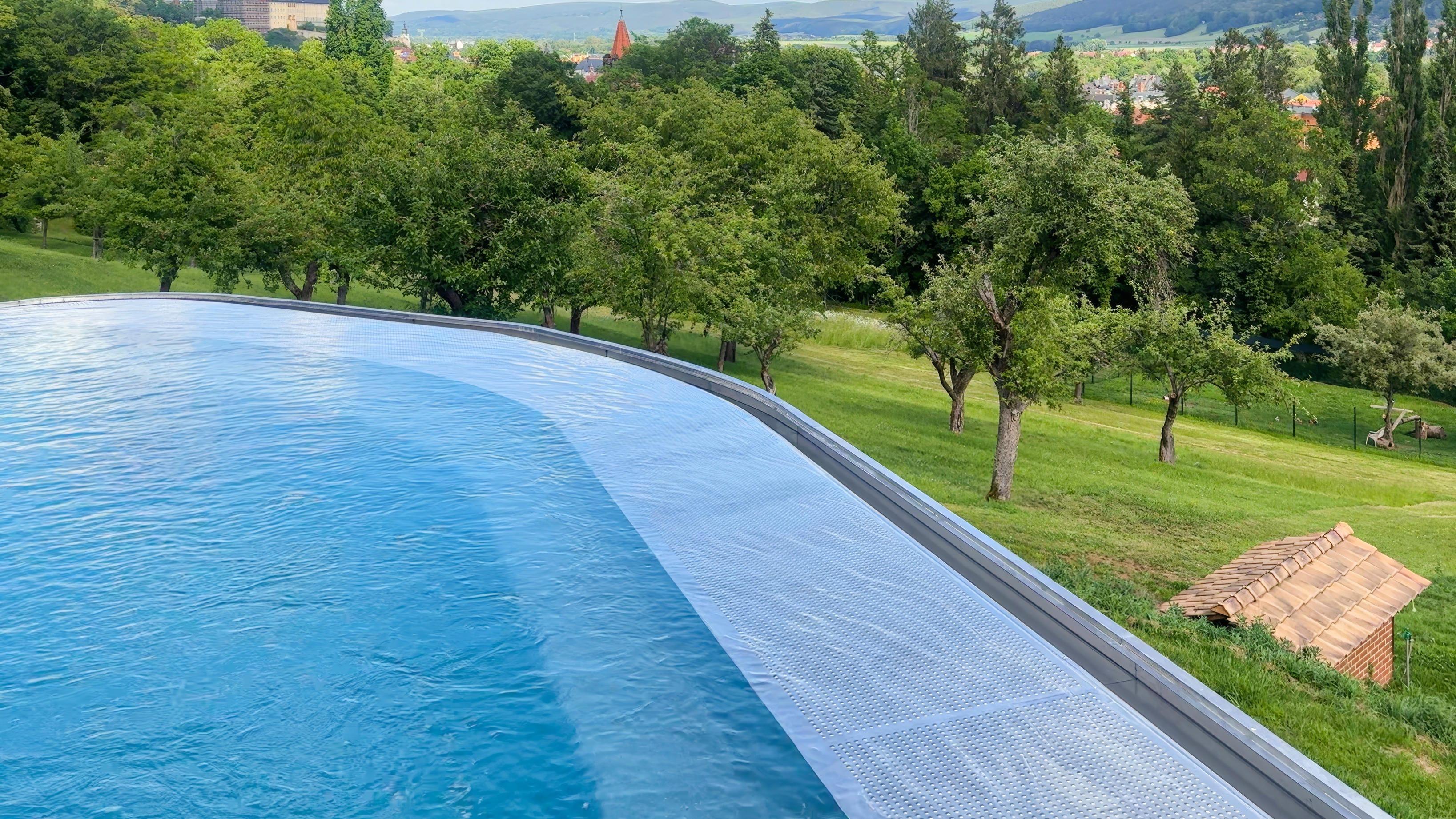Rudolstadt – realizace Almark Pools (Realizace atypického nerezového bazénu v Německu.)